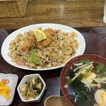 味亭花の家 - カツ乗せチャーハンの海老のせにしていただいた笑