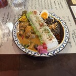 アジア金星堂 - カレー2種盛り（右:ジパング、左:グレイトフルレッド）