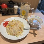 満龍  - 料理写真:チャーハン（ミニ）とハイボール