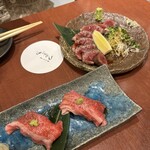 つなぎや - 肉寿司と岩手 小形牧場（前沢産牛）ロースのリブカブリのたたき
