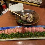 つなぎや - つぶ貝と特上牛タン炙り