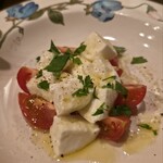 オステリア ラ チチェルキア - 水牛モッツァレラ＋トマト（¥1,000税込）