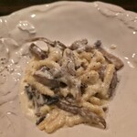 オステリア ラ チチェルキア - パッサテッリのサルシッチャとキノコのクリームソース（¥1,700税込）