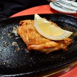 高輪バール・デルソーレ - 鶏もも肉のディアボラ風グリル　皮目はパリパリでお肉はジューシー！