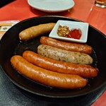 高輪バール・デルソーレ - 5種のソーセージ　焼きたての熱々です！