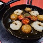 高輪バール・デルソーレ - エビとマッシュルームのアヒージョ　残ったオイルも旨い