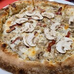 高輪バール・デルソーレ - マッシュルームと黒トリュフのグラタン風味ピッツァ