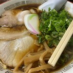 ○平　中華そば専門店 - トッピングはチャーシュー・メンマ・かまぼこ・青ネギです
