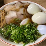 ○平　中華そば専門店 - チャーシューに玉子を2個投入しました