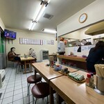 ○平　中華そば専門店 - 長テーブルの端から見た店内