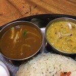 南インド料理 レジナ - ラッサムとダル。ネギが散らしてあるのが西八仕様。
