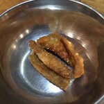 南インド料理 レジナ - 川口マルシェでも販売するというサクサク食感でクセになる美味しさの鶏皮フライ♪(試食させてくれました)