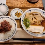 ごちとん - セット全景。大根の漬物が絶妙なバランスでセットの要になっています