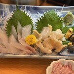 源助 - バイ貝刺し、カワハギ刺し