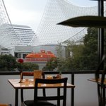 Kafe Resutoran Kameria - ガラスが大きくて明るい店内