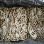 わたなべ - こちらはお土産の蕎麦@300×3人前（お店で頂いた蕎麦と違い、繋ぎの入った細打ちの蕎麦）
      細切りで小麦繋ぎのニハのよう