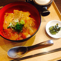 つきはし - ランチ。鯛の二色漬け丼。茶漬けの出汁つき。