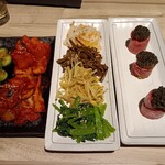 焼肉敷島ぽんが - 右端がキャビア肉軍艦！