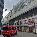 かめや - 神田の町にはこのように、ロンドンバスも良く似合う