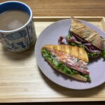 エヌヒュッテ - ローズマリーとオリーブのパストラミビーフサンド600円、パンオレサーモン560円、どちらも半分に切りました。