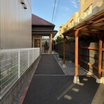 エヌヒュッテ - 入り口から店舗までの通路