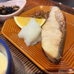 話食ごはち - 生のシャケを魚の味だけで頂く幸せ感