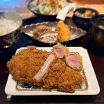 北新地 天婦羅 ぼん次 - ランチコース(3,000円)
(オープン記念 12月中は1,000円OFF)
山形豚ロース100g
山形豚ヘレ20g
椎茸肉詰め
カニ爪フライ
ご飯･味噌汁･香の物
(1日限定8食のみ)