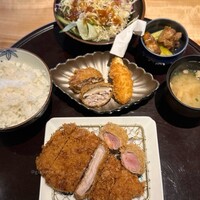 北新地 天婦羅 ぼん次 - ランチコース(3,000円)
                    (オープン記念 12月中は1,000円OFF)
                    山形豚ロース100g
                    山形豚ヘレ20g
                    椎茸肉詰め
                    カニ爪フライ
                    ご飯･味噌汁･香の物
                    (1日限定8食のみ)