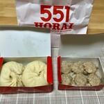 551蓬莱 - 料理写真:豚まん2個入り460円と焼売6個入り510円