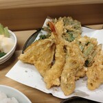 いもや - カラッと揚がって尚且つ厚めの衣はゴチゴチでないのでおいしく頂けます