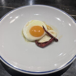 LUMINO CaRINO - イタリアの目玉焼き。乾燥唐辛子の素揚げを砕いて、パン粉とガーリックを混ぜた物をまぶしていただきます^ - ^
