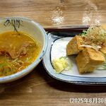 大衆酒場 日高 - 前に「もつ煮込み」を注文したときは、「厚揚げ」（250円）と合わせた。