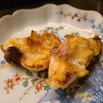道人 - ⑦炭火焼き虎河豚(山口県下関産)、醤油滴らし
      虎河豚の体脂肪率4~5%、脂の旨みは無いが、アミノ酸を多く含むのでスッキリとしつつ滋味深い旨みがあり、塩味のある醤油の旨みがアクセントになっています