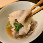 道人 - ⑪月輪熊(秋田県産)、源助大根(石川県産)、九条葱の熊鍋仕立て
      薄切りされた月輪熊肉、プルプルな脂と少し赤身肉、当然ながら臭みゼロ、深い滋味のある脂は噛む毎に口福をもたらします