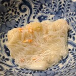 道人 - ⑩米粉の薄衣揚げ海老芋(大阪府富田林産)、楚蟹雄の身餡掛け
      表面はほんのりカラッとして中は軟らかな海老芋、滑らかな口溶けで優しい甘みと旨みが良い
      楚蟹餡は透明感のある旨み、悶絶しました！