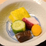 道人 - ⑯お漬け物(浅漬け白菜、浅漬け赤蕪、浅漬け胡瓜、奈良漬け、生唐墨)
      各々の素材感も味わえつつ、白ご飯を引き立てる名脇役のお漬け物たち