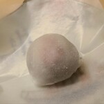 道人 - ⑰苺大福
      小豆は穏やかな甘みながら深い味わい、苺の落ち着いた甘みと酸み、薄く軟らかな餅とのバランスも絶妙で素晴らしい、抹茶との相性も抜群です