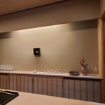 道人 - 店内装飾も華美さは無く、1輪の花差しの様な凛とした雰囲気があります
      そして女将さんの柔らかな応対に気持ちが癒される素敵なお店です 