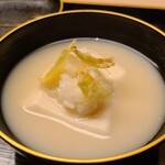 道人 - ①胡麻豆腐、餅米&蕗の薹の天麩羅載せ、白味噌仕立てのお椀【うずみ豆腐】
            一から胡麻を摺って作る胡麻豆腐は胡麻の香りが素晴らしく、白味噌は穏やかで優しい味わい、蕗の薹のほろ苦さとのバランスが絶妙