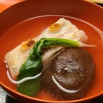 道人 - ⑥焼き白甘鯛(愛媛県八幡浜産)、椎茸、鴬菜、利尻昆布&血合抜き鮪節のお出汁のお椀
      白甘鯛の皮はしっとり、皮下の脂の上品な旨み
      身の清らかな旨み、お出汁との合わせが素晴らしい、椎茸も鶯菜も良い感じです