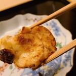 道人 - ⑦炭火焼き虎河豚(山口県下関産)、醤油滴らし
      照りのある焼き上がり、醤油の香ばしさもあり食欲増し増しです！
      魚なのに微かに弾力もあり絶妙な焼き上がり