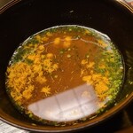 道人 - ⑮伊勢海老の海老味噌(兵庫県淡路島産)入り赤出汁
      赤だしに伊勢海老の海老味噌が金木犀の花の様に綺麗に咲いています
      細い繊維が綺麗に拡がり絶妙な火加減と扱いの丁寧さが見れますし、味わいも旨みが深く絶品