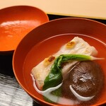 道人 - ⑥焼き白甘鯛、椎茸、鴬菜、利尻昆布(奥井海生堂蔵囲1級)&血合抜き鮪節のお出汁のお椀
            蓋を開けた瞬間に立ち登る利尻昆布の薫り
            透明感があるキレのある味わい、絶妙の火入で究極の旨みの頂きを味わいます