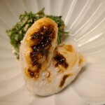 道人 - ⑧炭火焼き虎河豚白子(山口県下関産)、芹菜の胡麻和え添え
            萌え萌えキュンな♡形のビジュアル、絶妙な火入でほんのり焦げた薄皮の下にはトロトロの白子、この濃厚な美味しささに悶絶しまくりです