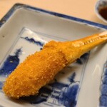 道人 - ⑬楚蟹の爪フライ
      衣により閉じ込められ加熱された楚蟹のエキスと旨みが噛ることでダムが決壊したかの如く口腔内で爆発的に拡がり、得も言われぬ至福の極みへと昇天します