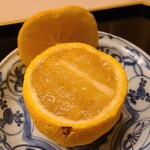 道人 - ②コッペ蟹(正式名:楚蟹雌、京都府網野産)、土佐酢ジュレ掛け、柚子釜仕立て、完熟柚子果汁掛け【柚子釜蓋を自分で絞って掛ける】
      柚子ゼリーの様な見た目、完熟で奥行きのある甘酸っぱさは楚蟹との相性抜群