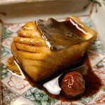 道人 - ⑭トロ鰆(三重県答志島産)の梅煮
      産卵は春～初夏、旬は秋～冬
      愛知県伊良湖岬と三重県神島の長さ20kmの伊良湖水道で一本釣りされた鰆をトロ鰆という
      サイズは小さいが旬で脂がのり旨みがしっかり