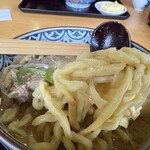 美登屋 - 麺リフト。太くて歯応えあり。