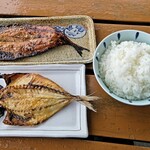 杉国商店 - あじ(中 、330円) 、さんまみりん (475円) 、ごはん(大、440円)。