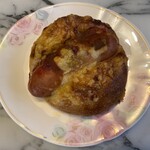 ル・プチメック - 翌朝自宅にて。パリパリチーズとカレー風味でブルスト（フランク）のパン生地も美味いです！